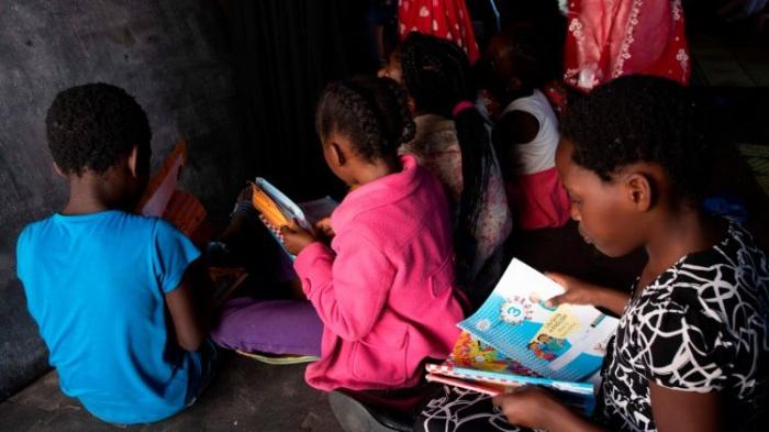 As bibliotecas móveis na África que levam livros às crianças